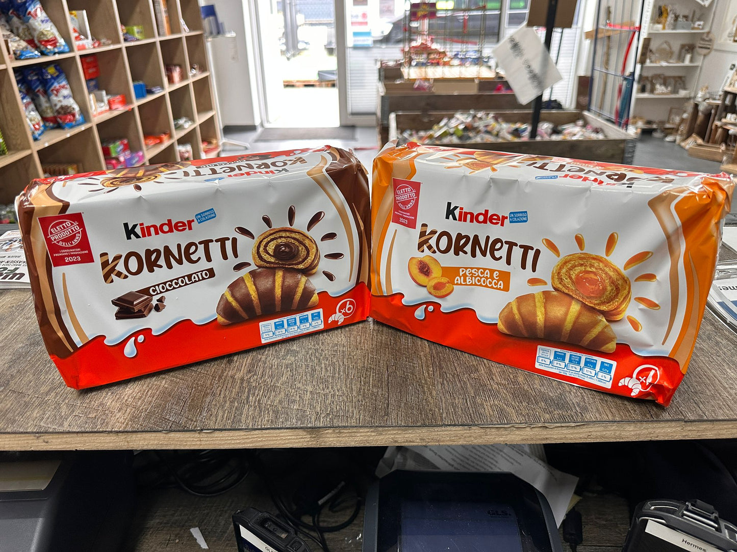 Kinder Kornetti Cioccolato (Schokolade) - Croissants gefüllt mit Schokolade, 252g Packung, und Ferrero Kinder Kornetti mit Pfirsich- und Aprikosenfüllung, 252g Packung. Jede Packung enthält 6 einzeln verpackte Croissants.